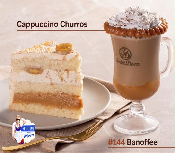 Cappuccino com borda de doce de leite ao lado de fatia de bolo banoffee.
